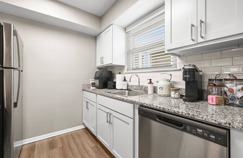 South Baton Rouge Apartment | Cozy 2B Getaway Pool Prime Location in Baton Rouge Medical District