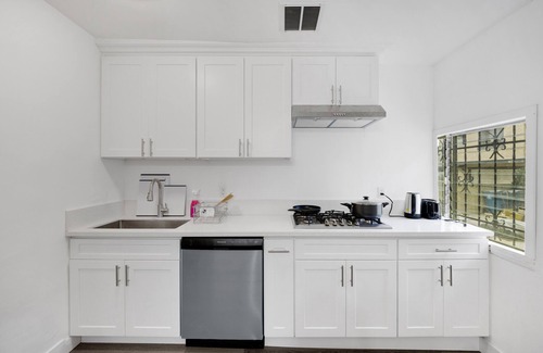 Alhambra House | Cozy 2b1b Downtown retreat with free parking B