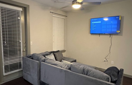 Uptown Apartment | Cozy 2B2B Pool/Skyline View Near Galleria Mall