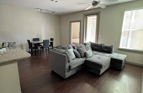 Uptown Apartment | Cozy 2B2B Pool/Skyline View Near Galleria Mall