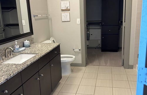 Uptown Apartment | Cozy 2B2B Pool/Skyline View Near Galleria Mall