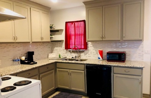 Houston House | Cozy 2BD/2BR vacation home just 10 minutes from Houston Hobby Airport