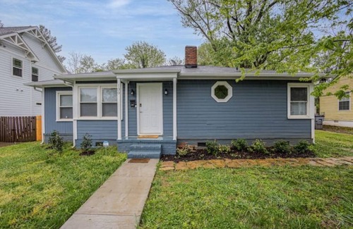 Biddleville Apartment | Cozy 2BR/2BA Close to Downtown NFL Panther Stadium