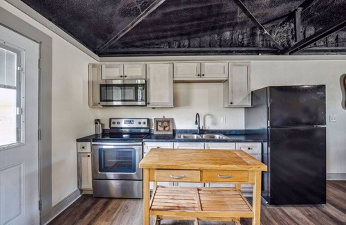 Paluxy Cabin | Cozy 2BR Cabin W/Peaceful Views & Full Kitchen