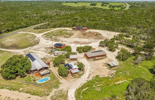 Paluxy Cabin | Cozy 2BR Cabin W/Peaceful Views & Full Kitchen