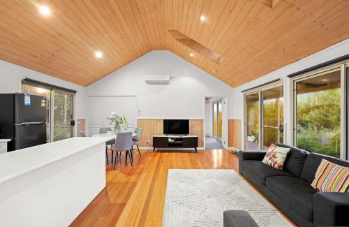 Balnarring House | Cozy 2BR Cottage Near Beach & Village Shops