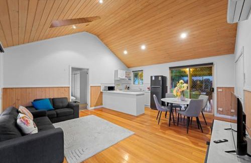 Balnarring House | Cozy 2BR Cottage Near Beach & Village Shops