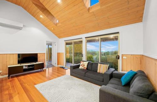 Balnarring House | Cozy 2BR Cottage Near Beach & Village Shops