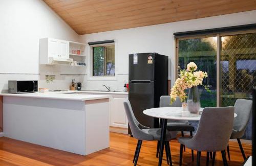 Balnarring House | Cozy 2BR Cottage Near Beach & Village Shops