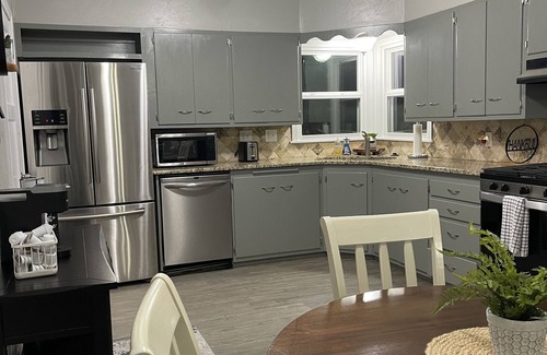 Enid House | Cozy 2BR Lincoln House