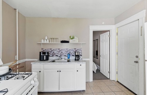 Southside Apartment | Cozy 2BR Near Destiny USA, Syracuse Uni,Zoo & Downtown