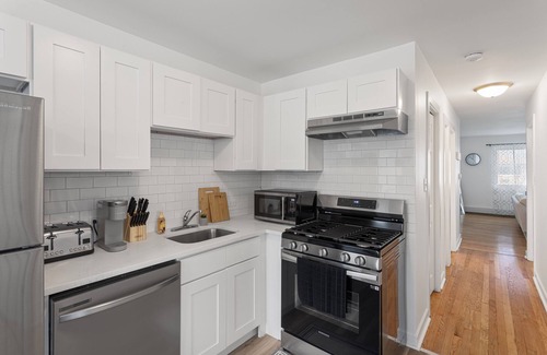 Des Plaines Apartment | Cozy 2BR Near O'Hare, Free WiFi & Parking