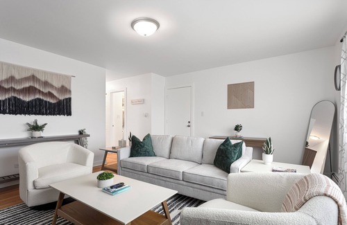 Des Plaines Apartment | Cozy 2BR Near O'Hare, Free WiFi & Parking