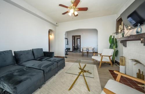 The Southampton Apartment | Cozy 2BR St. Louis Convenient Loc. Near Downtown