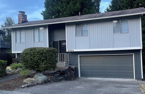 Covington House | Cozy 3-bedroom 2.5 bath house in Kent, recently renovated + All new furniture
