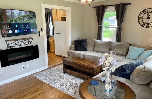Pontiac House | Cozy 3 bedroom Bungalow near Auburn Hills