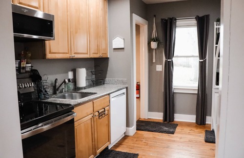 Pontiac House | Cozy 3 bedroom Bungalow near Auburn Hills