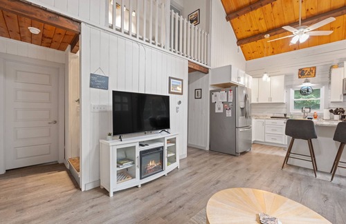 Bath Cabin | Cozy 3-bedroom Cabin in gorgeous White Mountains with WiFi, AC