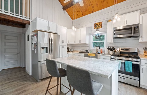 Bath Cabin | Cozy 3-bedroom Cabin in gorgeous White Mountains with WiFi, AC