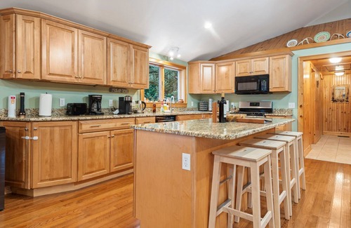 North Haverhill Cabin | Cozy 3-bedroom cabin in charming Haverhill with Hot Tub, Play Area & Fire Pit