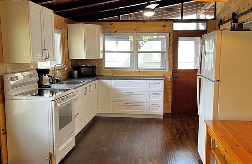 Georgian Bay Cabin | Cozy 3 Bedroom Cottage on the Trent Severn Waterway