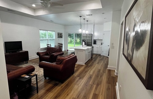 Lexington Cottage | Cozy 3 bedroom country cottage in peaceful Lexington, TX