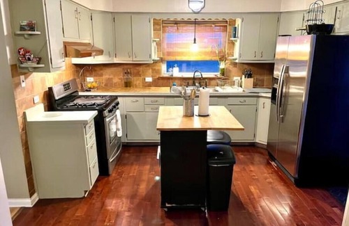 Chicago Lawn House | Cozy 3 Bedroom Family Sized Duplex/9 mins from Midway airport!nn