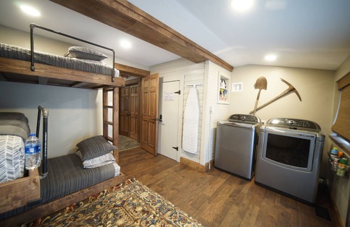 Delta House | Cozy 3-Bedroom Grand Chalet in Delta, Colorado