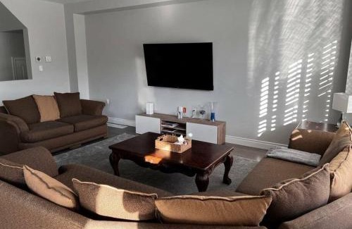 Barrie House | Cozy 3 bedroom home perfect for small gatherings