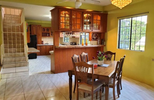 La Brea House | Cozy 3 bedroom house. Perfect for Couples, Families, Groups etc.