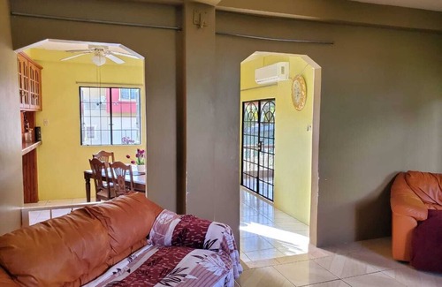 La Brea House | Cozy 3 bedroom house. Perfect for Couples, Families, Groups etc.