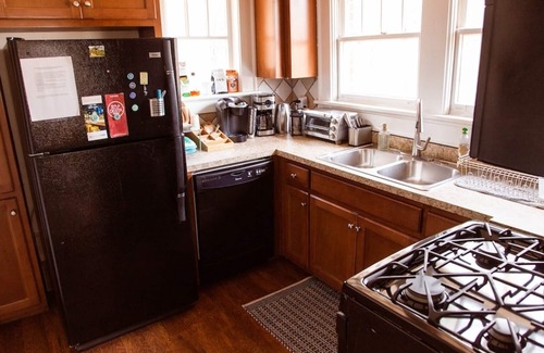 Atlanta House | Cozy 3-Bedroom House with High Ceilings.
