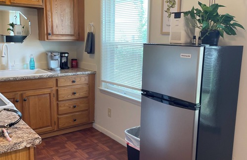 Owosso House | Cozy 3 Bedroom in Owosso close to hospital and Curwood Castle.