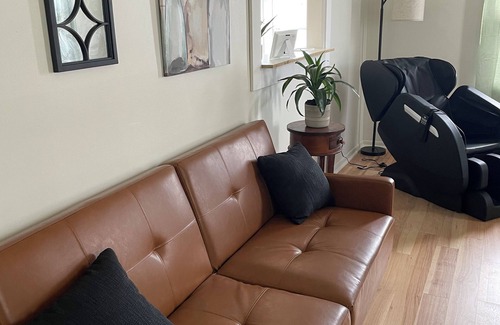 Owosso House | Cozy 3 Bedroom in Owosso close to hospital and Curwood Castle.