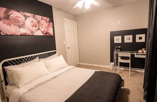 Campbell House | Cozy 3-Bedroom Retreat - Only 25 Mins from Disney!