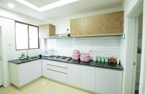 Thompson Estate Apartment | COZY 3-BEDROOM SERVICED APARTMENT IN LAVINGTON BY COZY HOMEs