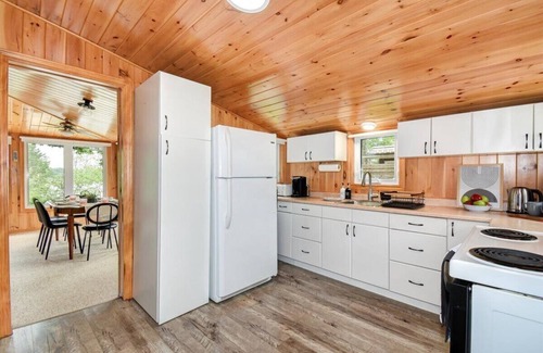 Havelock-Belmont-Methuen Cottage | Cozy 3-Bedroom Waterfront Cottage with Water Sports & Stunning Sunsets