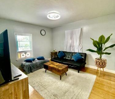 Quincy Apartment | Cozy 3-Beds in 2-Bedrooms Apartment Near Quincy Adams