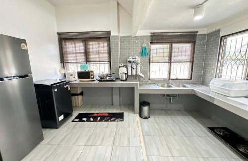Tha Sala House | Cozy 3 BR house & green lawn near Airport & Old town