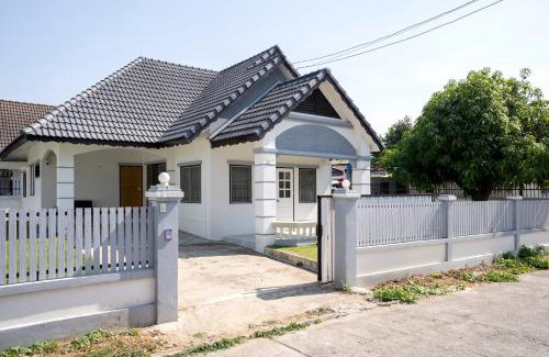 Tha Sala House | Cozy 3 BR house & green lawn near Airport & Old town
