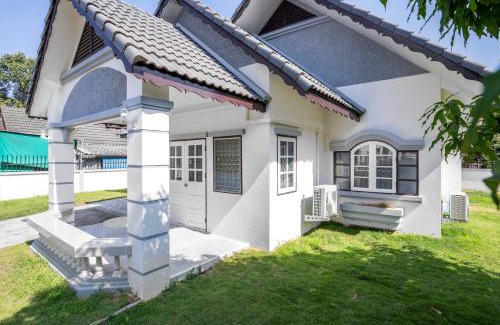 Tha Sala House | Cozy 3 BR house & green lawn near Airport & Old town