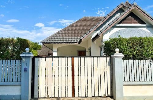 Tha Sala House | Cozy 3 BR house & green lawn near Airport & Old town