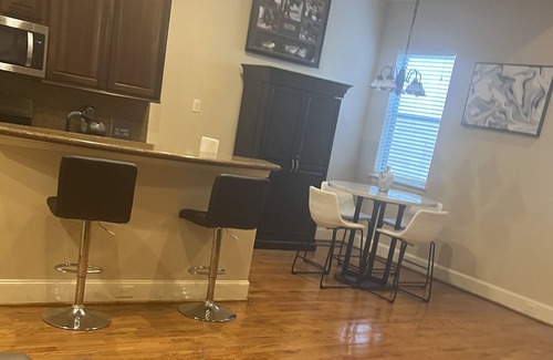 Woodlake - Briar Meadow House | Cozy 3-level Posh Galleria Townhome