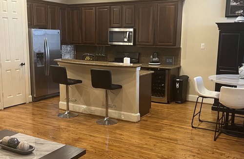 Woodlake - Briar Meadow House | Cozy 3-level Posh Galleria Townhome