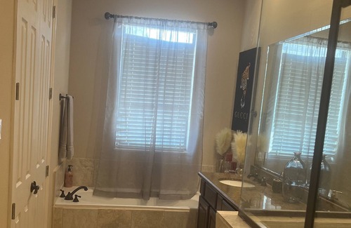 Woodlake - Briar Meadow House | Cozy 3-level Posh Galleria Townhome