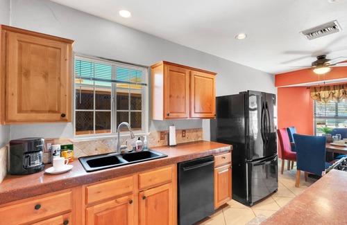 Peter Howell House | Cozy 3br 2bath with and Fully Fenced Yard !