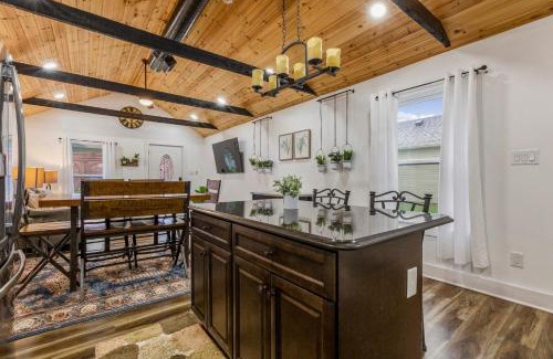 Jeffersonville House | Cozy 3br downtown red door house