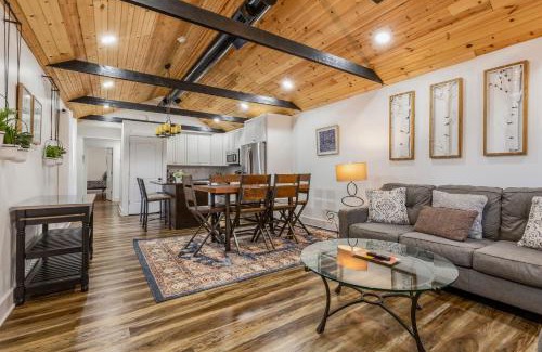 Jeffersonville House | Cozy 3br downtown red door house