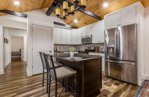 Jeffersonville House | Cozy 3br downtown red door house