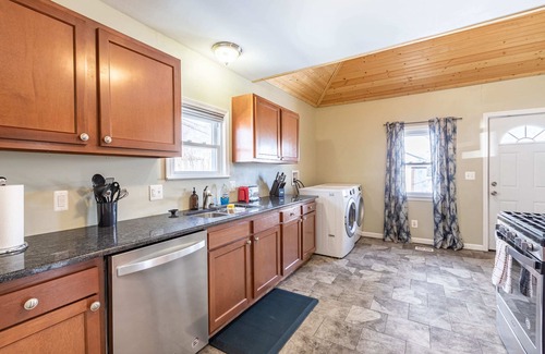 Hazel Park House | Cozy 3BR Home near Royal Oak & Detroit
